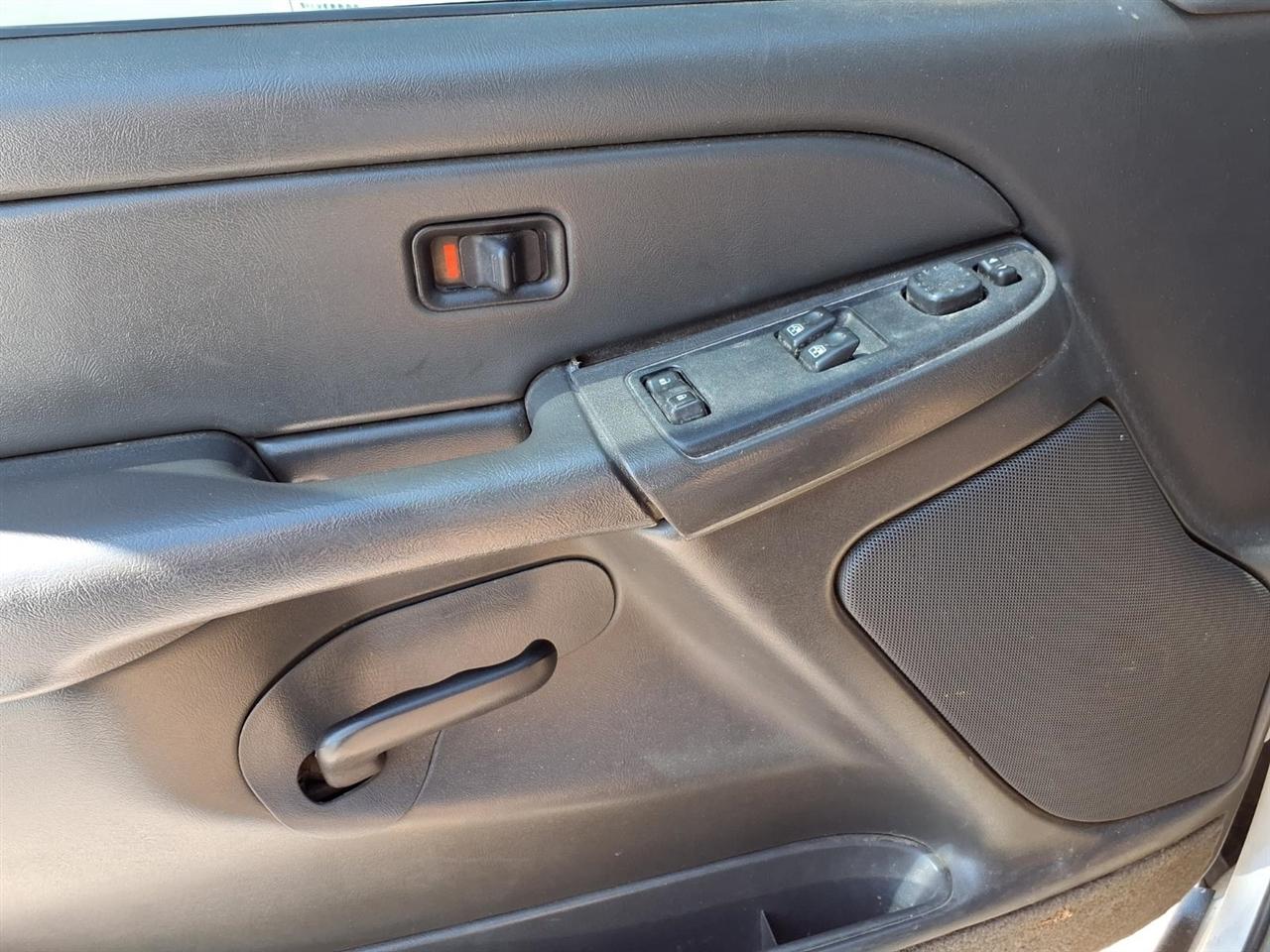 Chevrolet Silverado 1500 Ext Cab 143.5" WB 4WD LS 2004