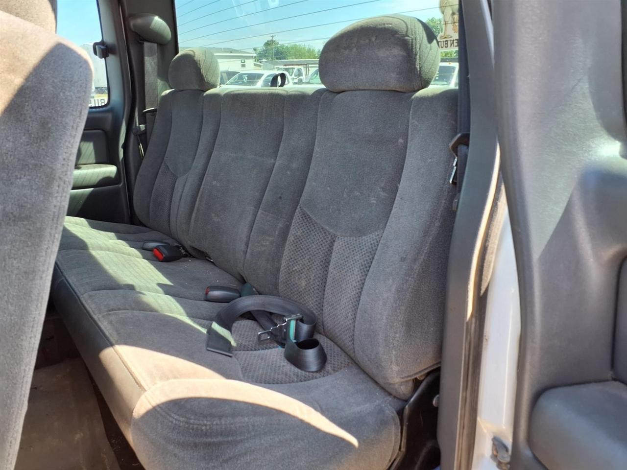 Chevrolet Silverado 1500 Ext Cab 143.5" WB 4WD LS 2004