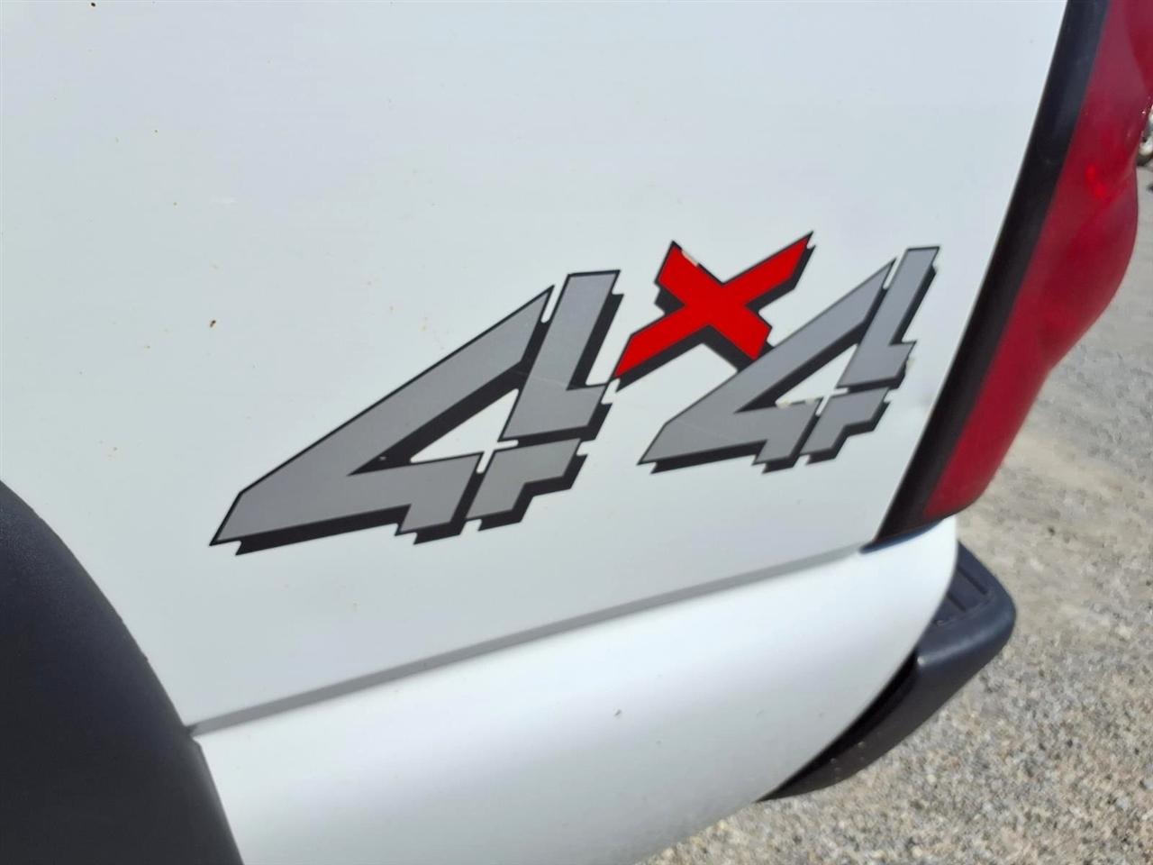 Chevrolet Silverado 1500 Ext Cab 143.5" WB 4WD LS 2004