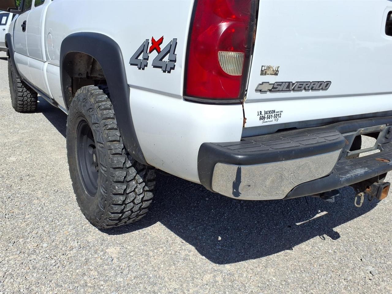 Chevrolet Silverado 1500 Ext Cab 143.5" WB 4WD LS 2004