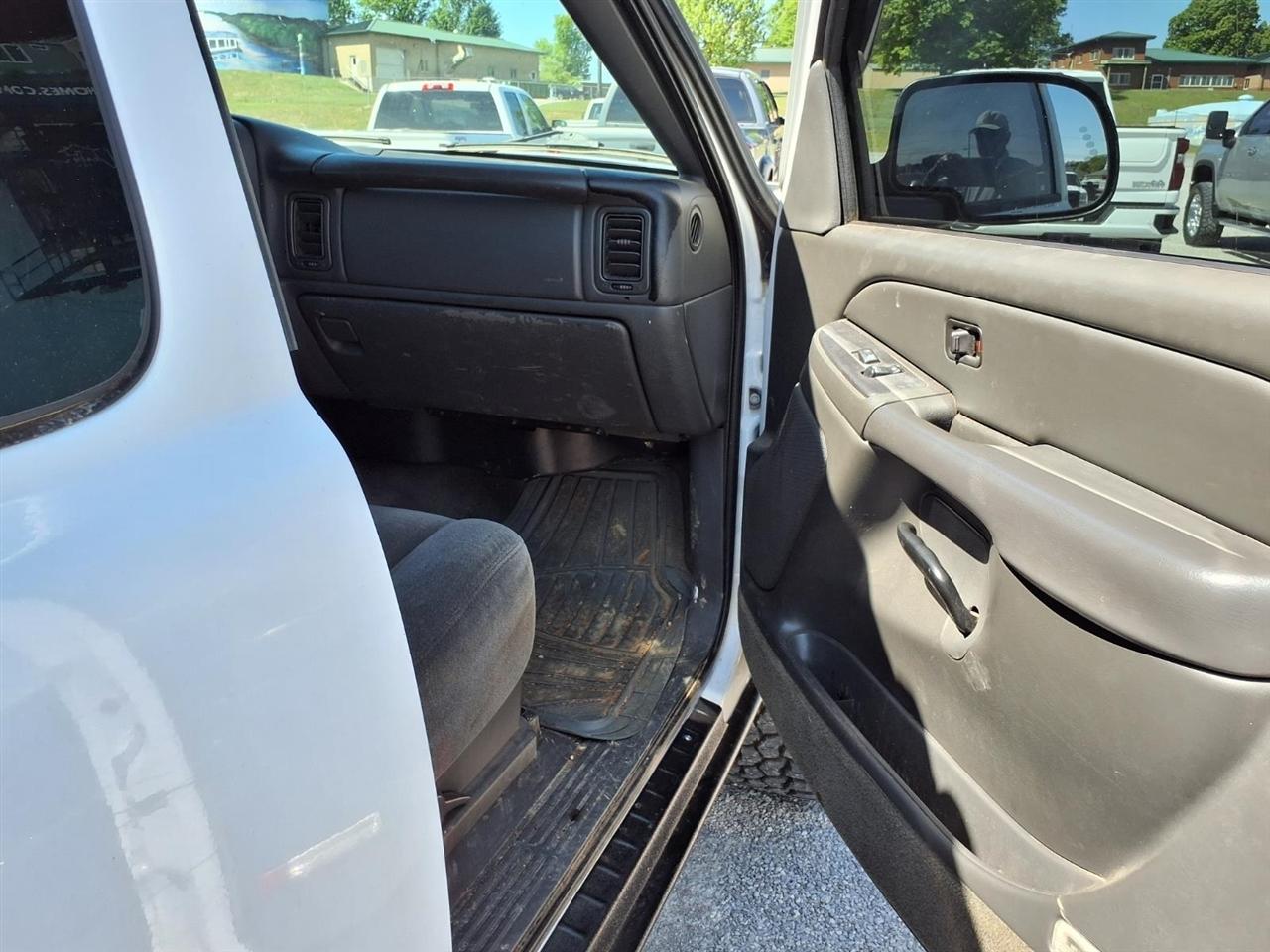 Chevrolet Silverado 1500 Ext Cab 143.5" WB 4WD LS 2004