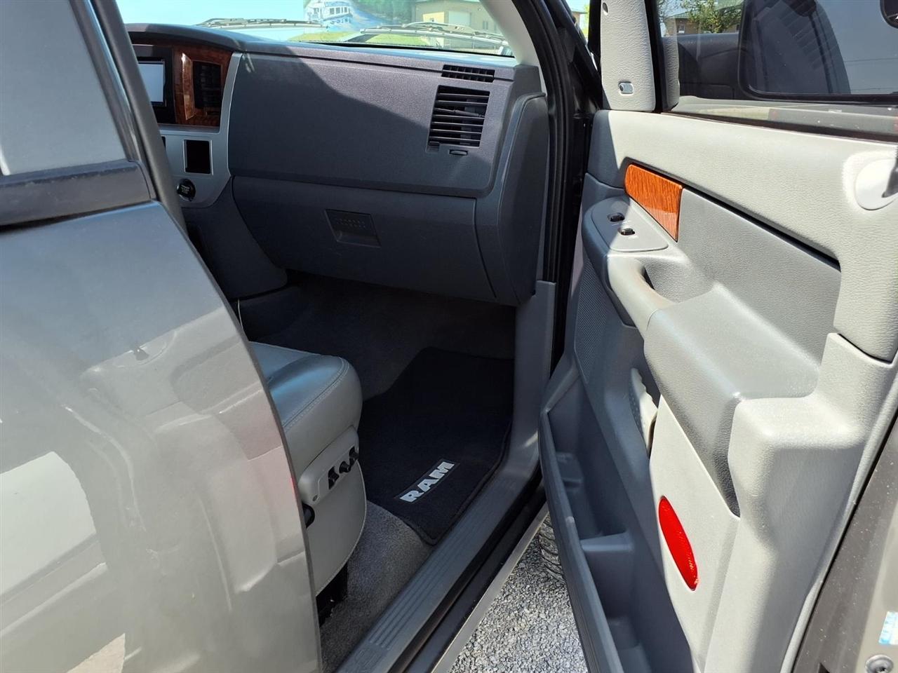 Dodge Ram 2500 4dr Mega Cab 160.5" WB 4WD Laramie 2006