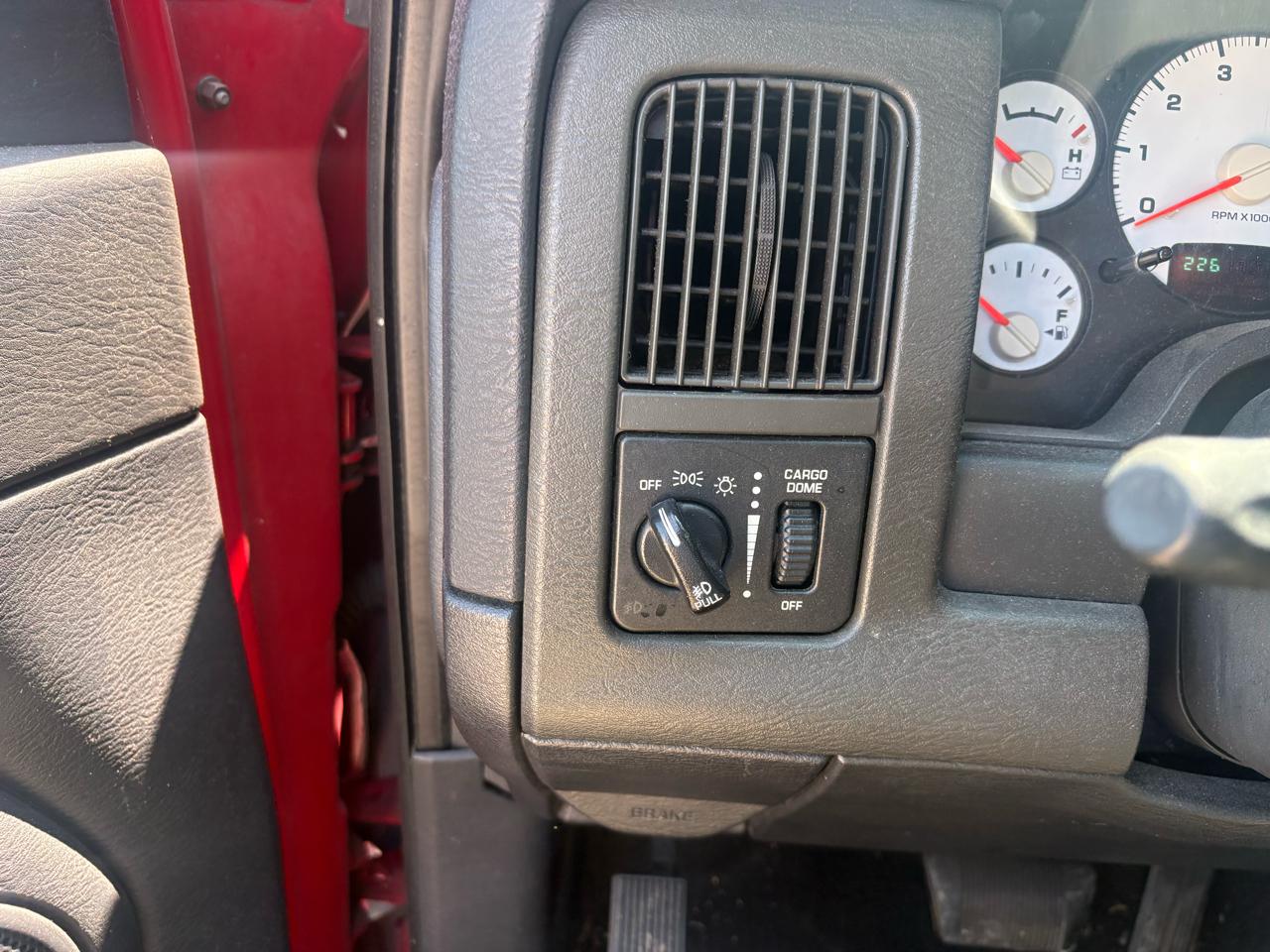 Dodge Ram 1500 4dr Quad Cab 140" WB 2002