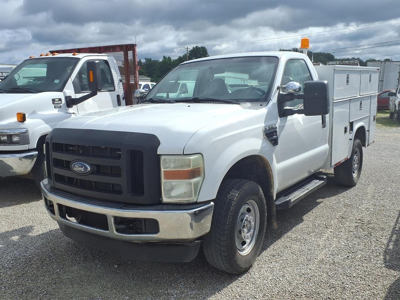 2010 Ford Super Duty F-350 SRW 4WD Reg Cab 137" XL