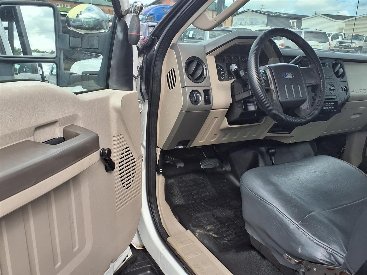 Ford Super Duty F-350 SRW 4WD Reg Cab 137" XLT 2010