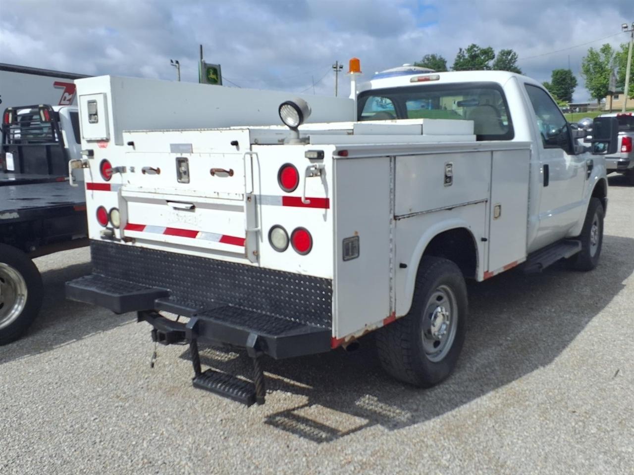 Ford Super Duty F-350 SRW 4WD Reg Cab 137" XLT 2010