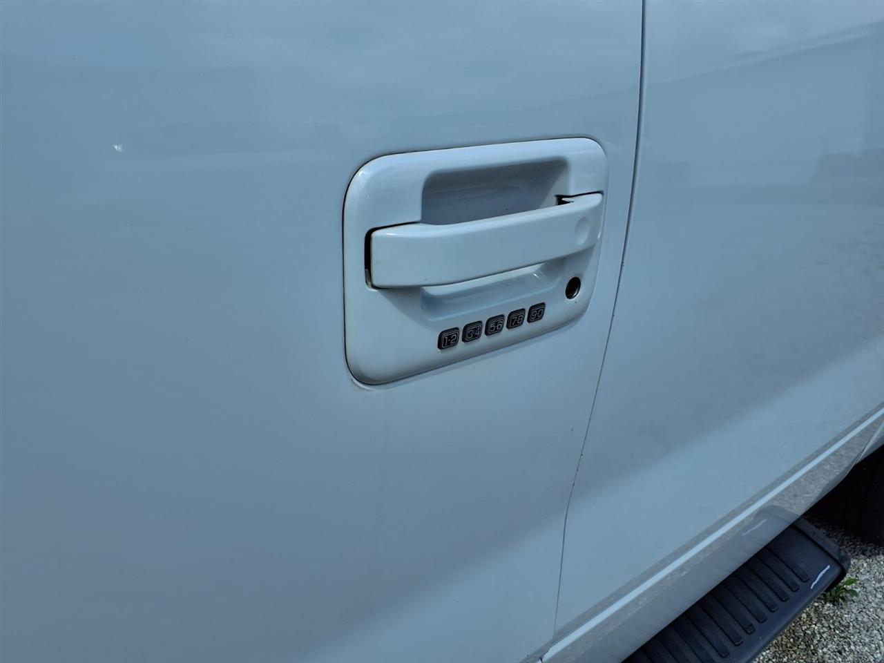 Ford F-150 4WD SuperCrew 145" Platinum 2011