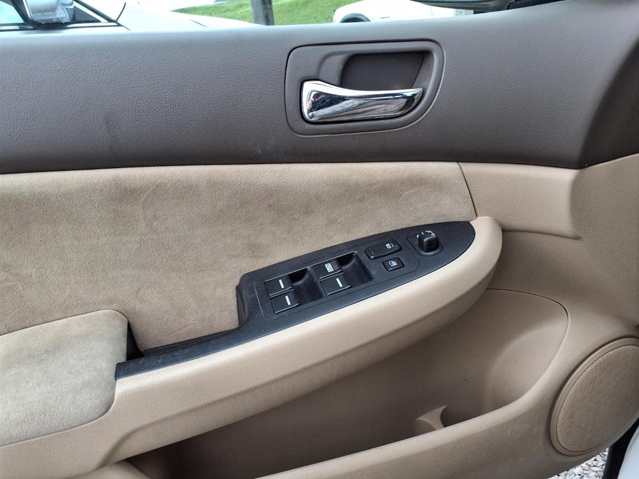 Honda Accord Sdn LX Auto 2004