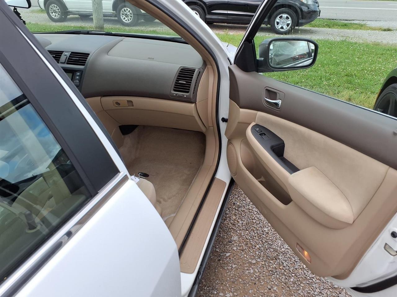 Honda Accord Sdn LX Auto 2004
