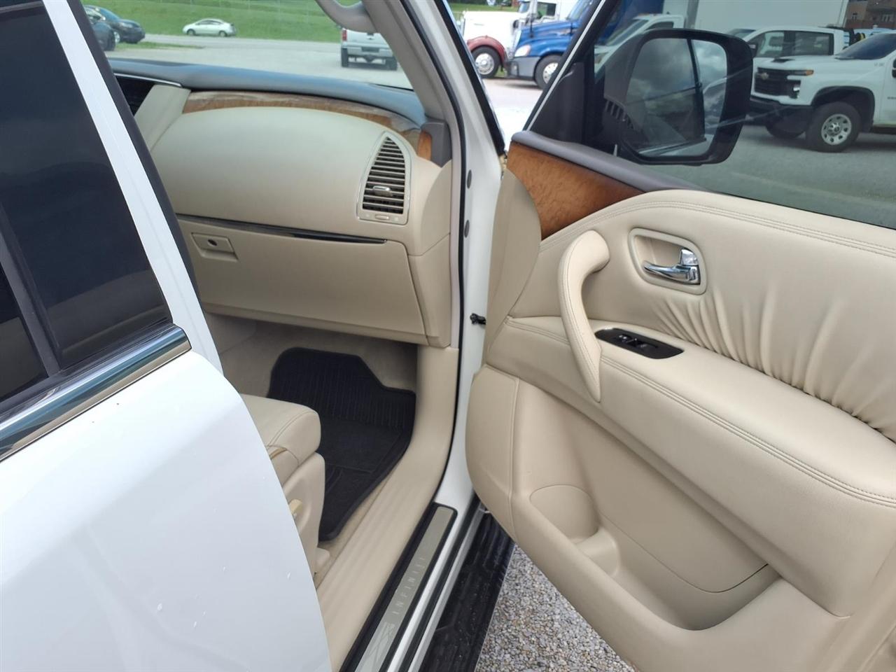 Infiniti QX56 4WD 4dr 8-passenger 2012