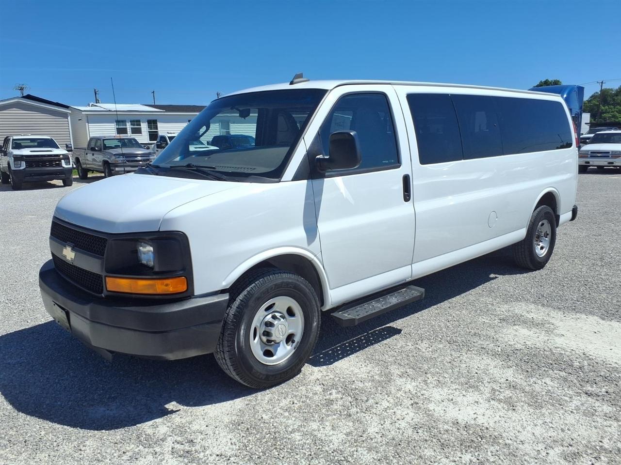 2016 Chevrolet Express Passenger RWD 3500 155" LS w/1LS