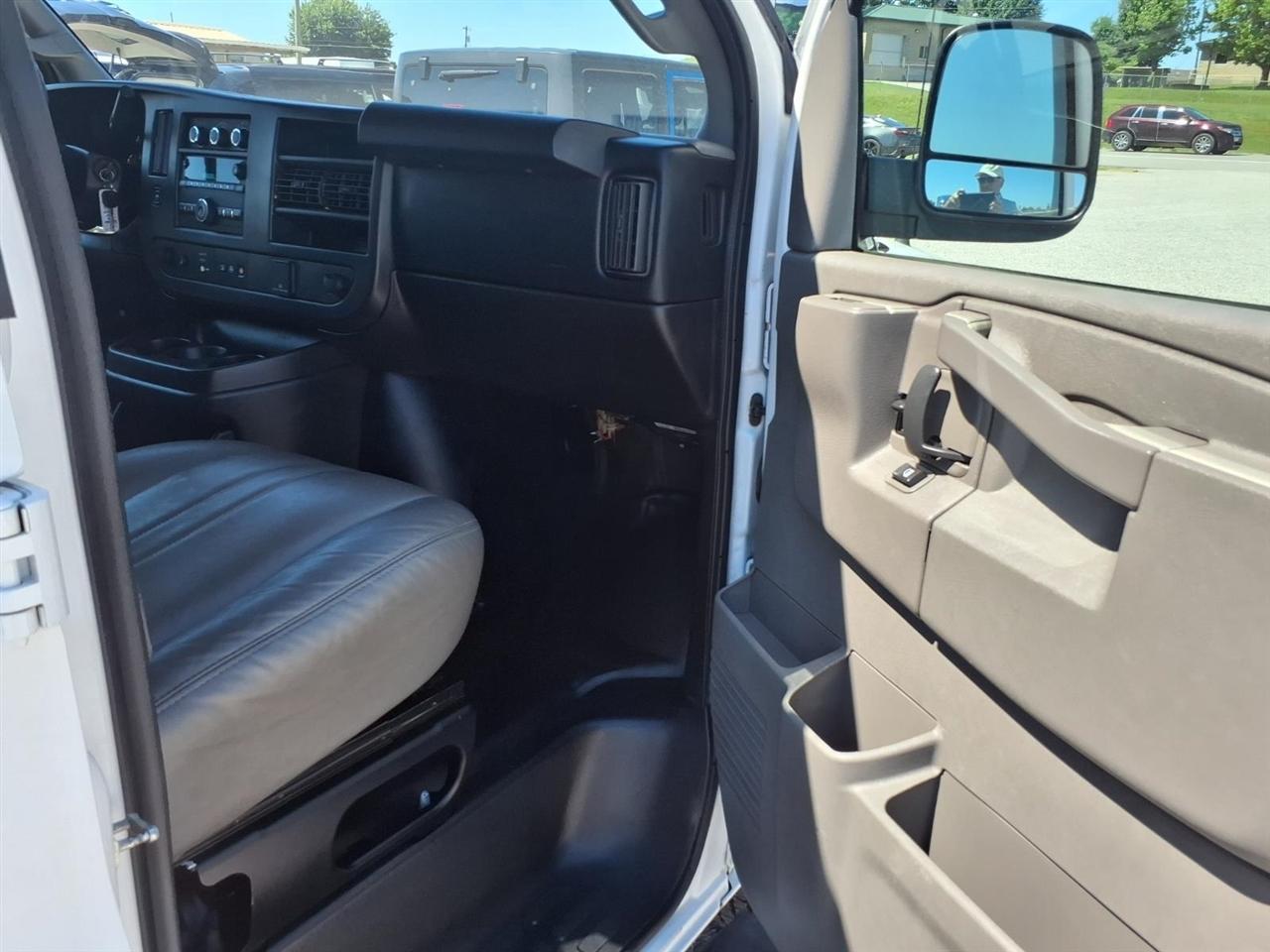 Chevrolet Express Passenger RWD 3500 155" LS w/1LS 2016