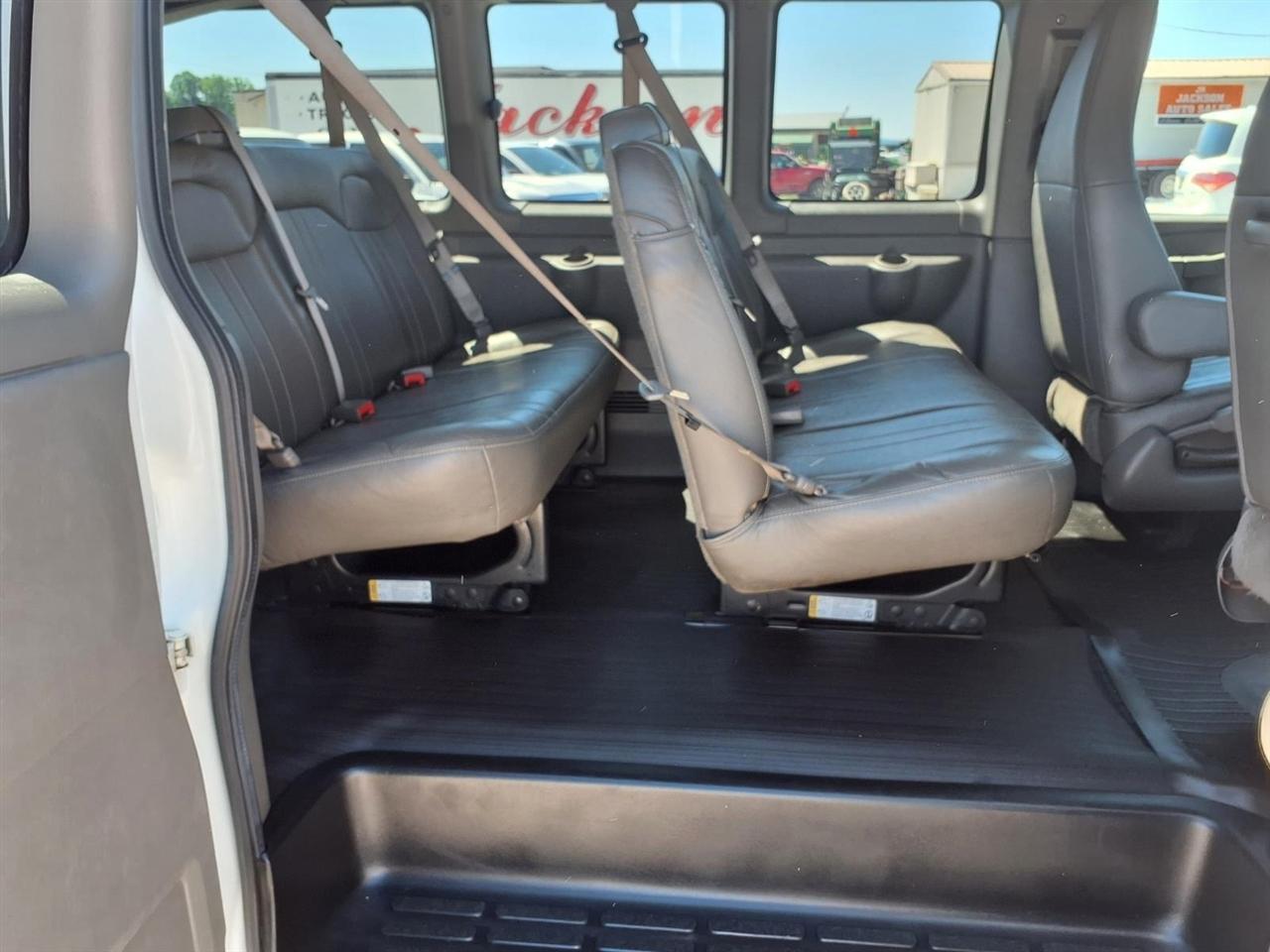 Chevrolet Express Passenger RWD 3500 155" LS w/1LS 2016