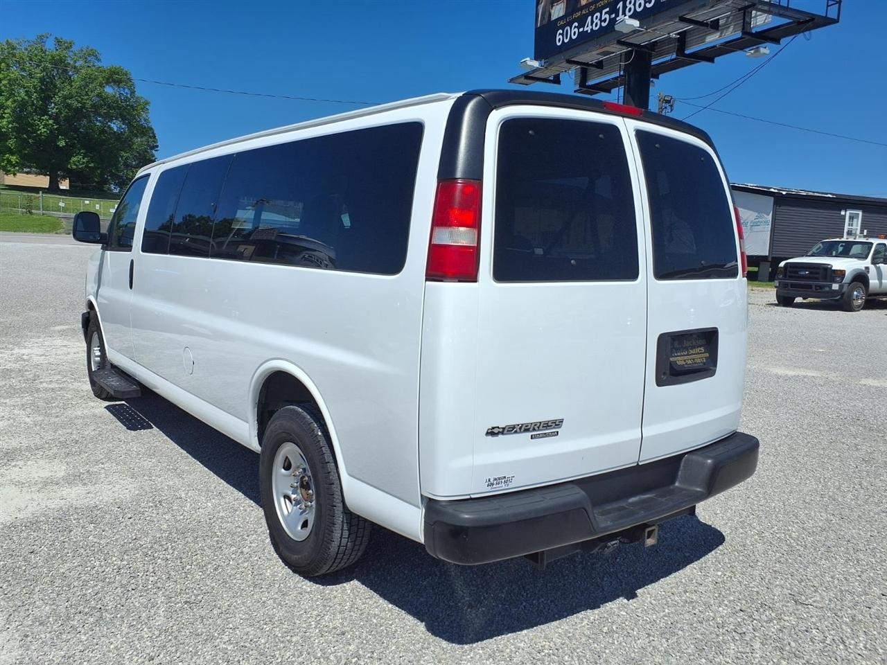 Chevrolet Express Passenger RWD 3500 155" LS w/1LS 2016