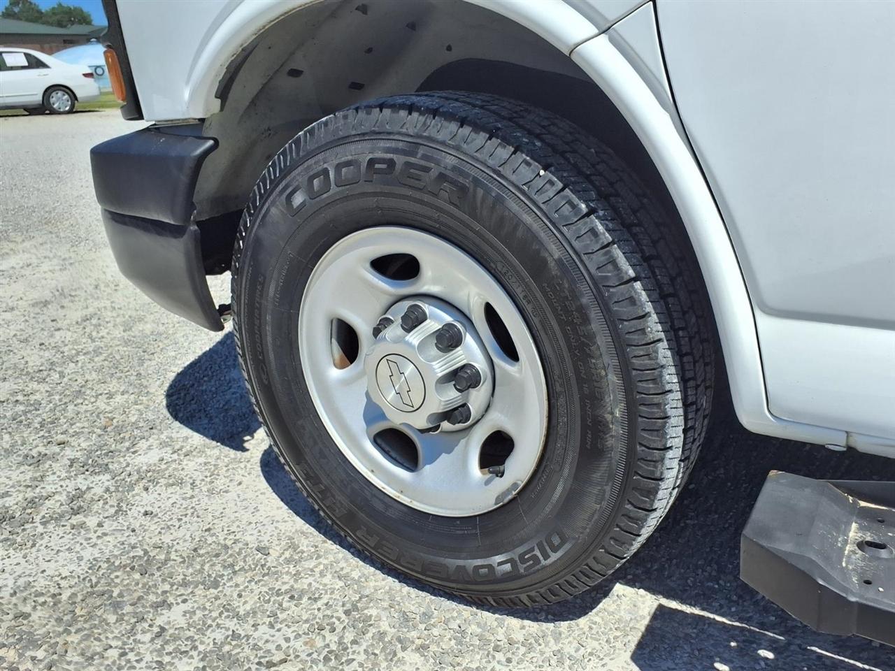 Chevrolet Express Passenger RWD 3500 155" LS w/1LS 2016