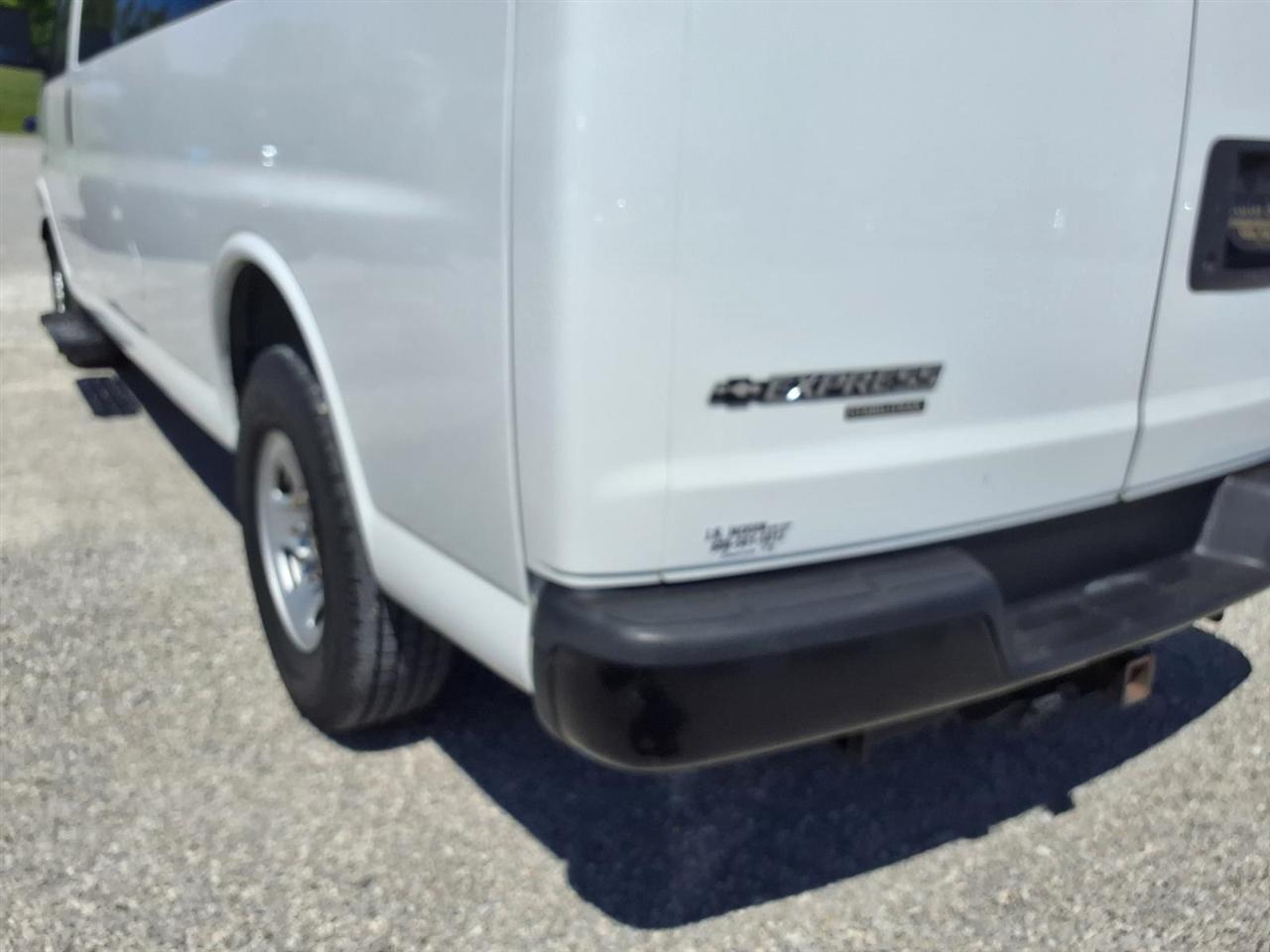 Chevrolet Express Passenger RWD 3500 155" LS w/1LS 2016