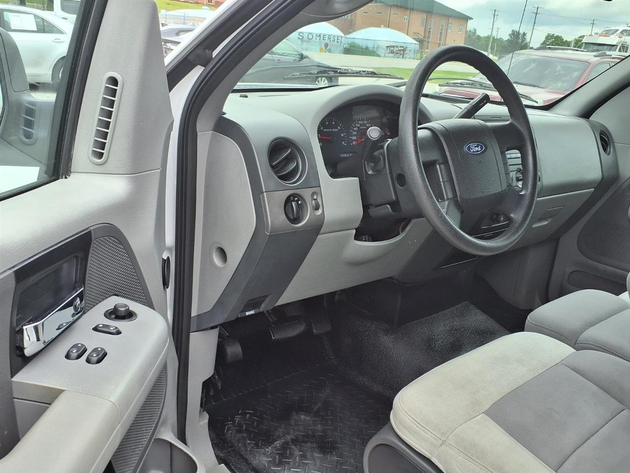 Ford F-150 Reg Cab 126" XLT 2005