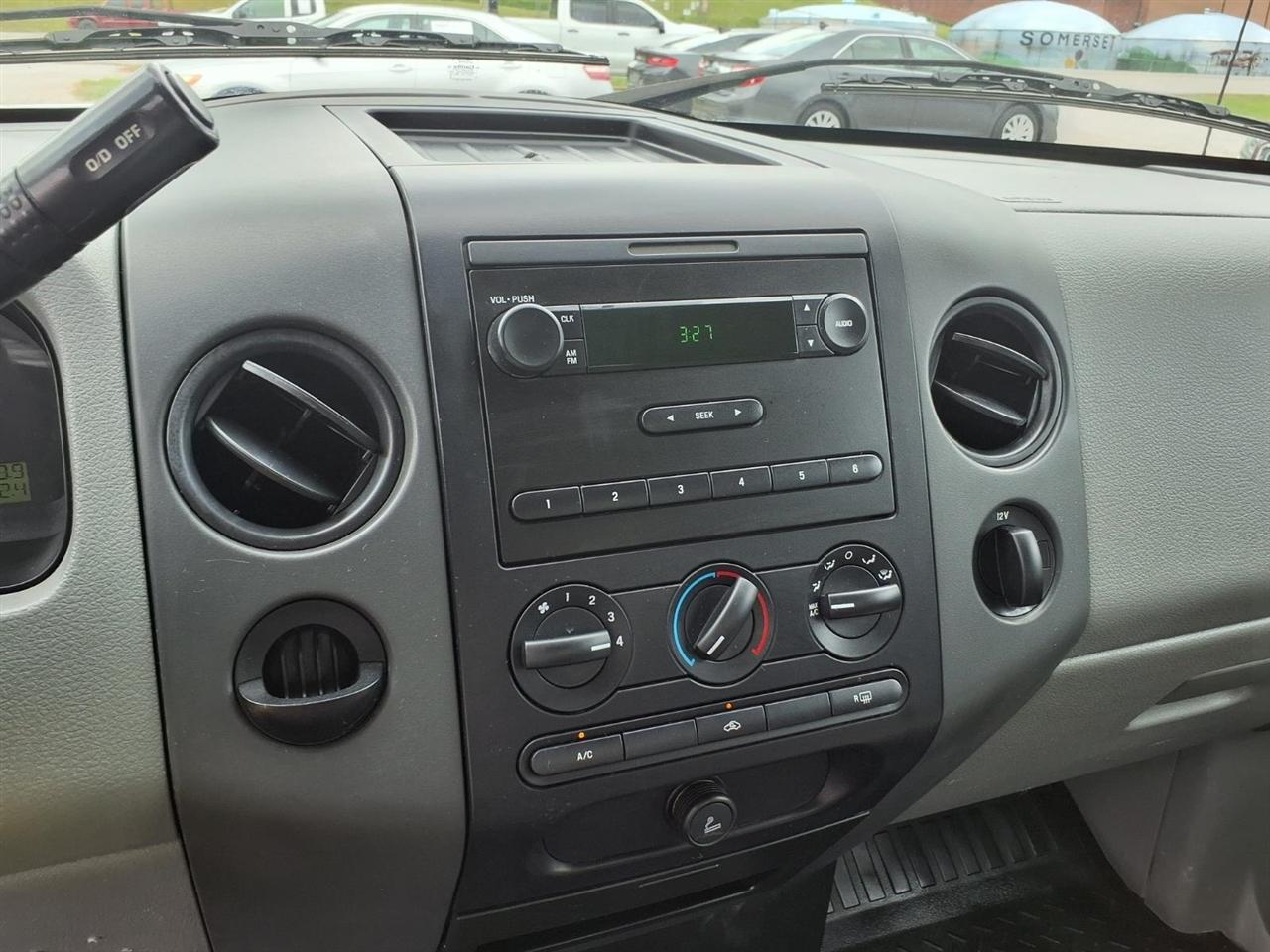 Ford F-150 Reg Cab 126" XLT 2005