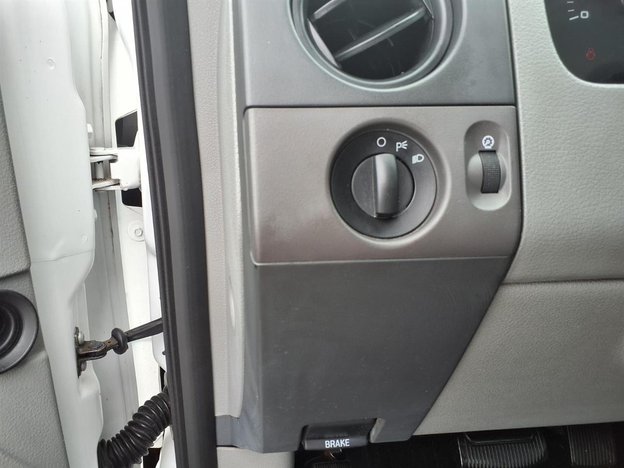 Ford F-150 Reg Cab 126" XLT 2005