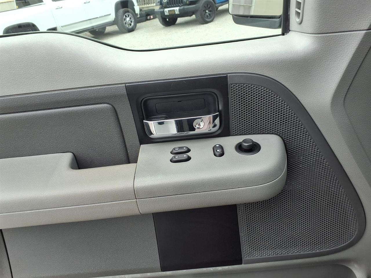 Ford F-150 Reg Cab 126" XLT 2005