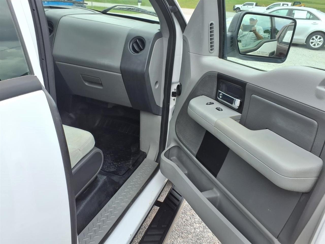 Ford F-150 Reg Cab 126" XLT 2005