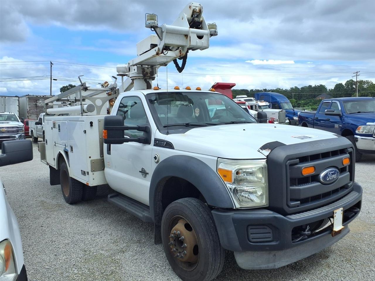 Ford Super Duty F-450 DRW 2WD Reg Cab 141" WB 60" CA XLT 2013