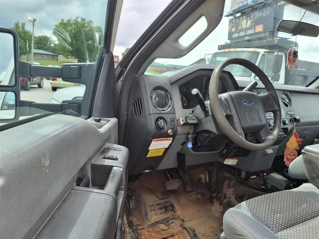 Ford Super Duty F-450 DRW 2WD Reg Cab 141" WB 60" CA XLT 2013