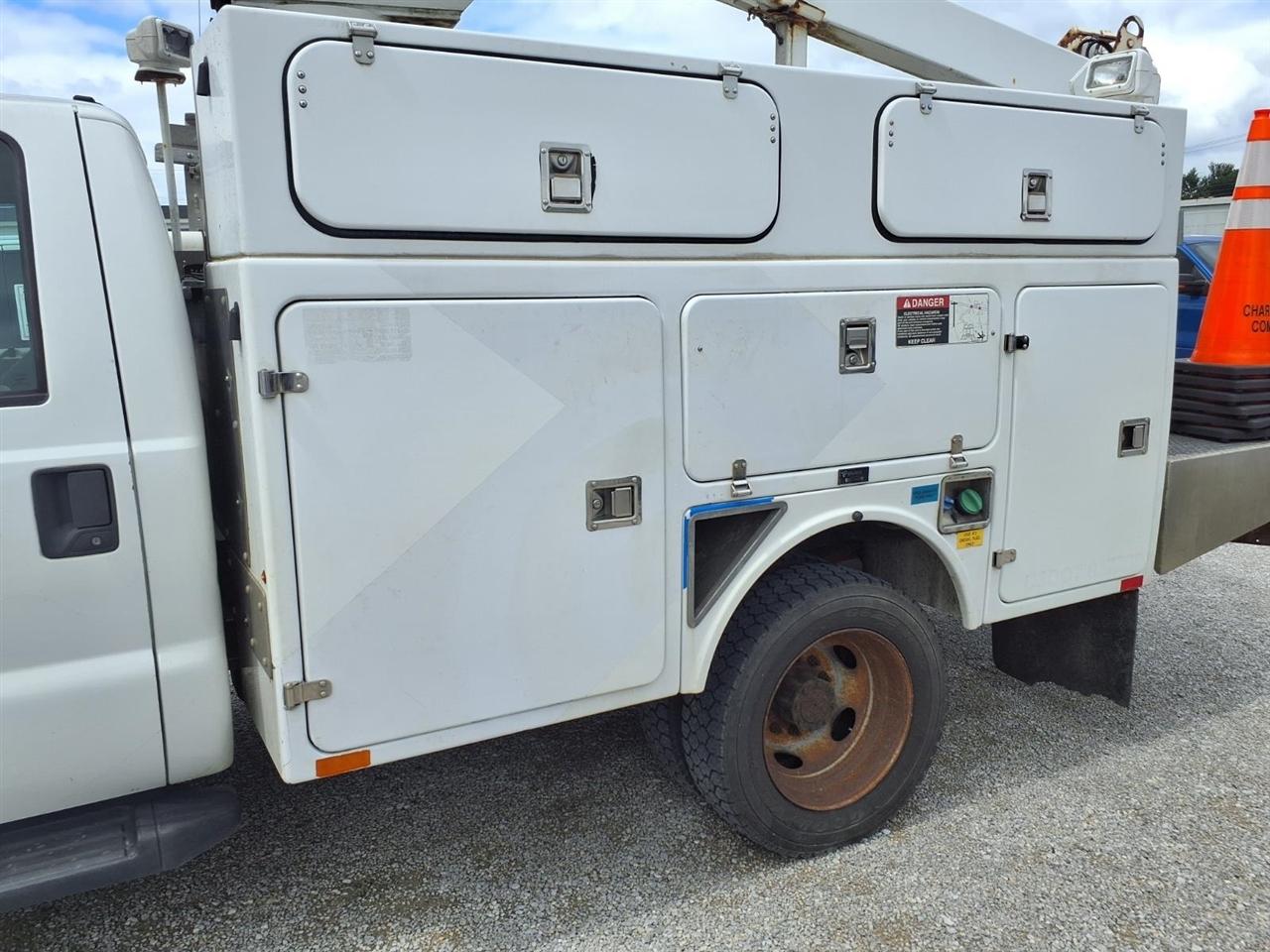 Ford Super Duty F-450 DRW 2WD Reg Cab 141" WB 60" CA XLT 2013