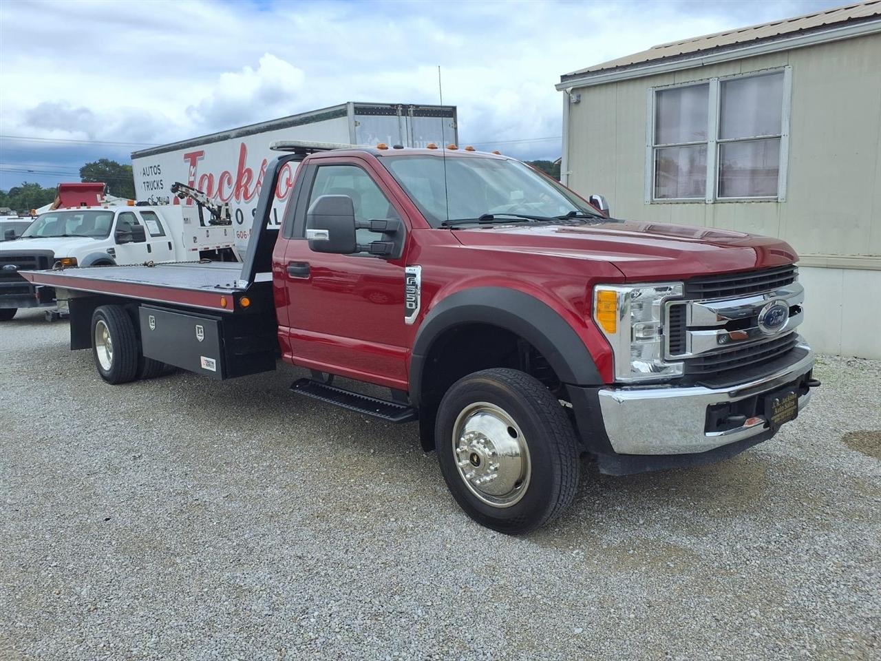 Ford Super Duty F-550 DRW XLT 2WD Reg Cab 169" WB 84" CA 2017