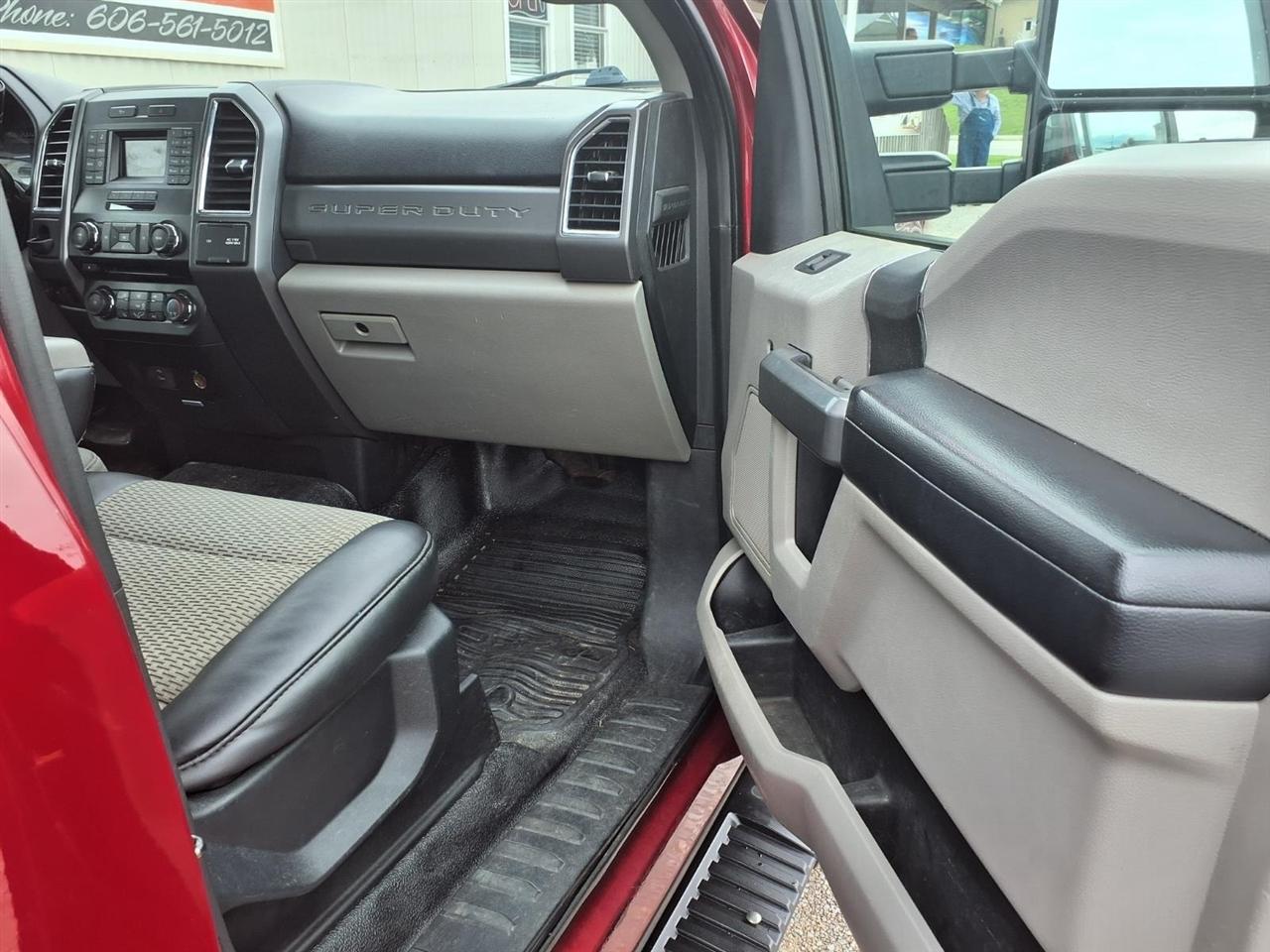 Ford Super Duty F-550 DRW XLT 2WD Reg Cab 169" WB 84" CA 2017