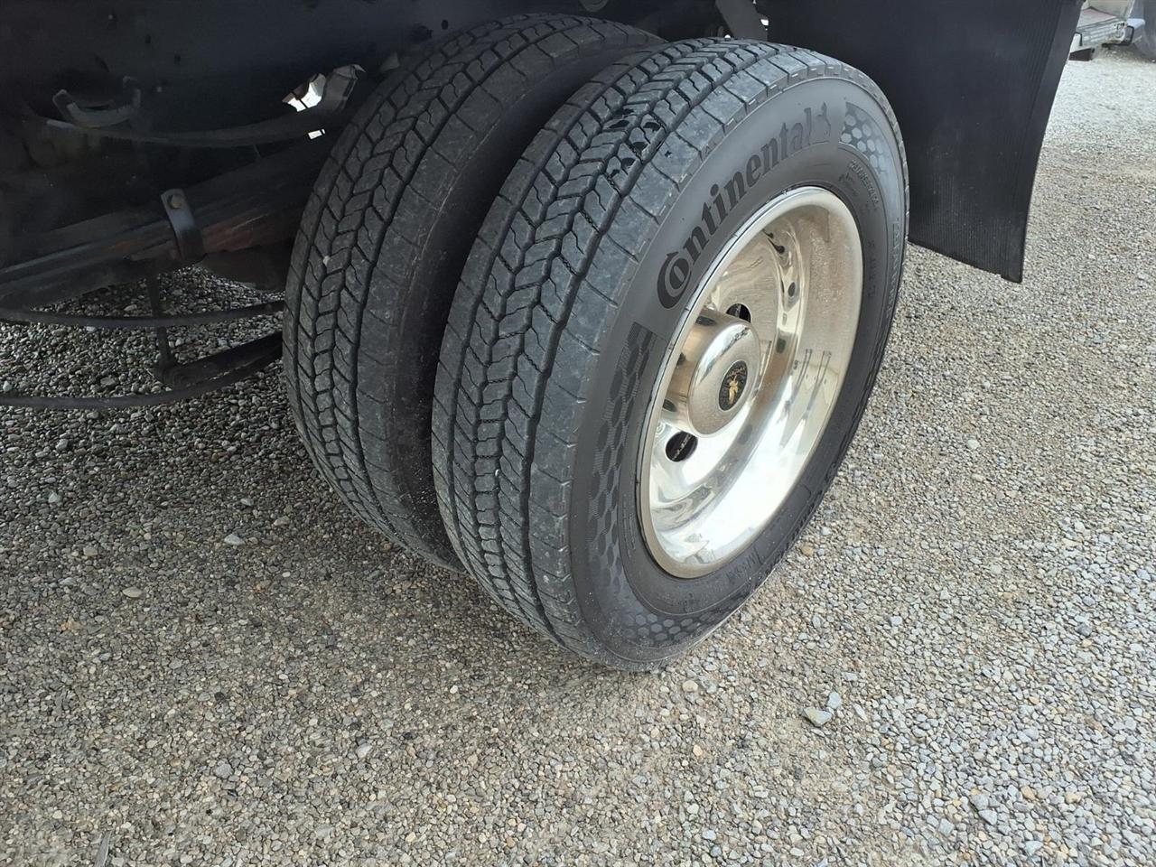 Ford Super Duty F-550 DRW XLT 2WD Reg Cab 169" WB 84" CA 2017