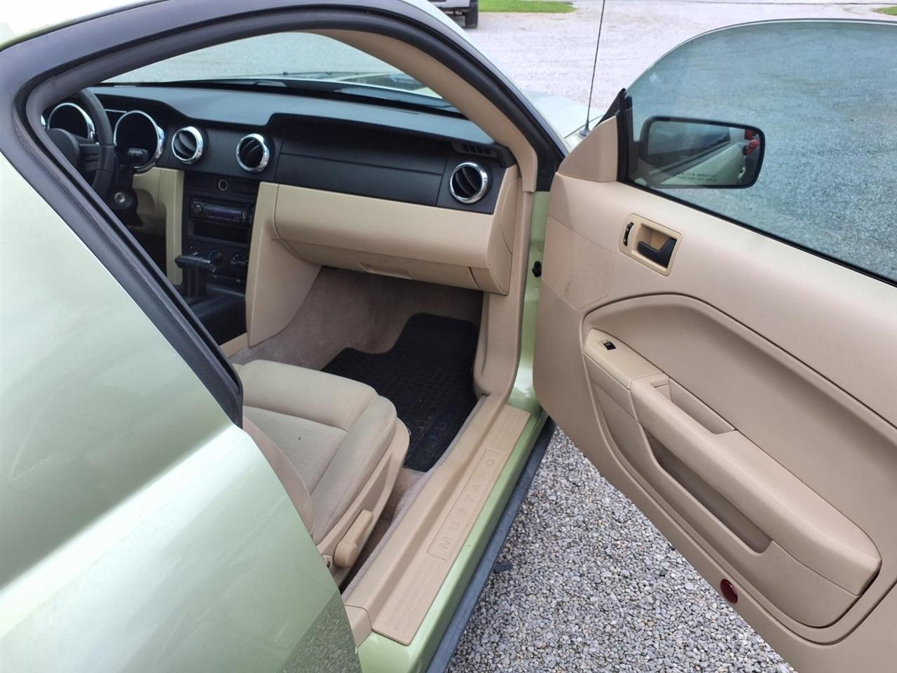 Ford Mustang 2dr Cpe Premium 2005