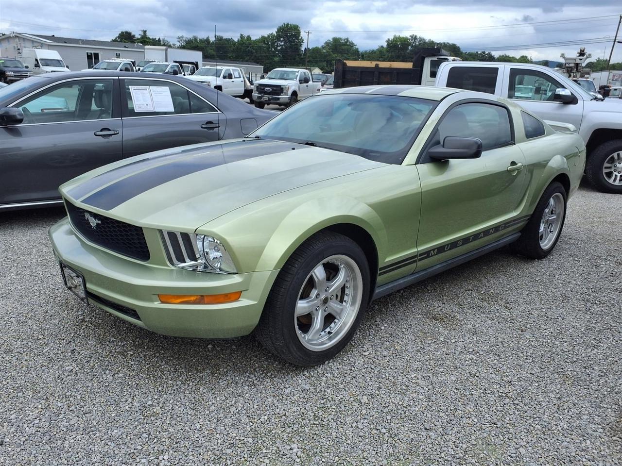 2005 Ford Mustang 2dr Cpe Deluxe