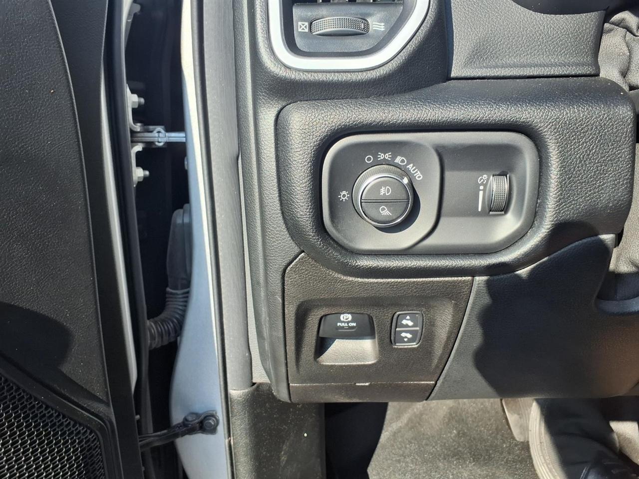 RAM 1500 Big Horn 4x4 Crew Cab 5'7" Box 2022