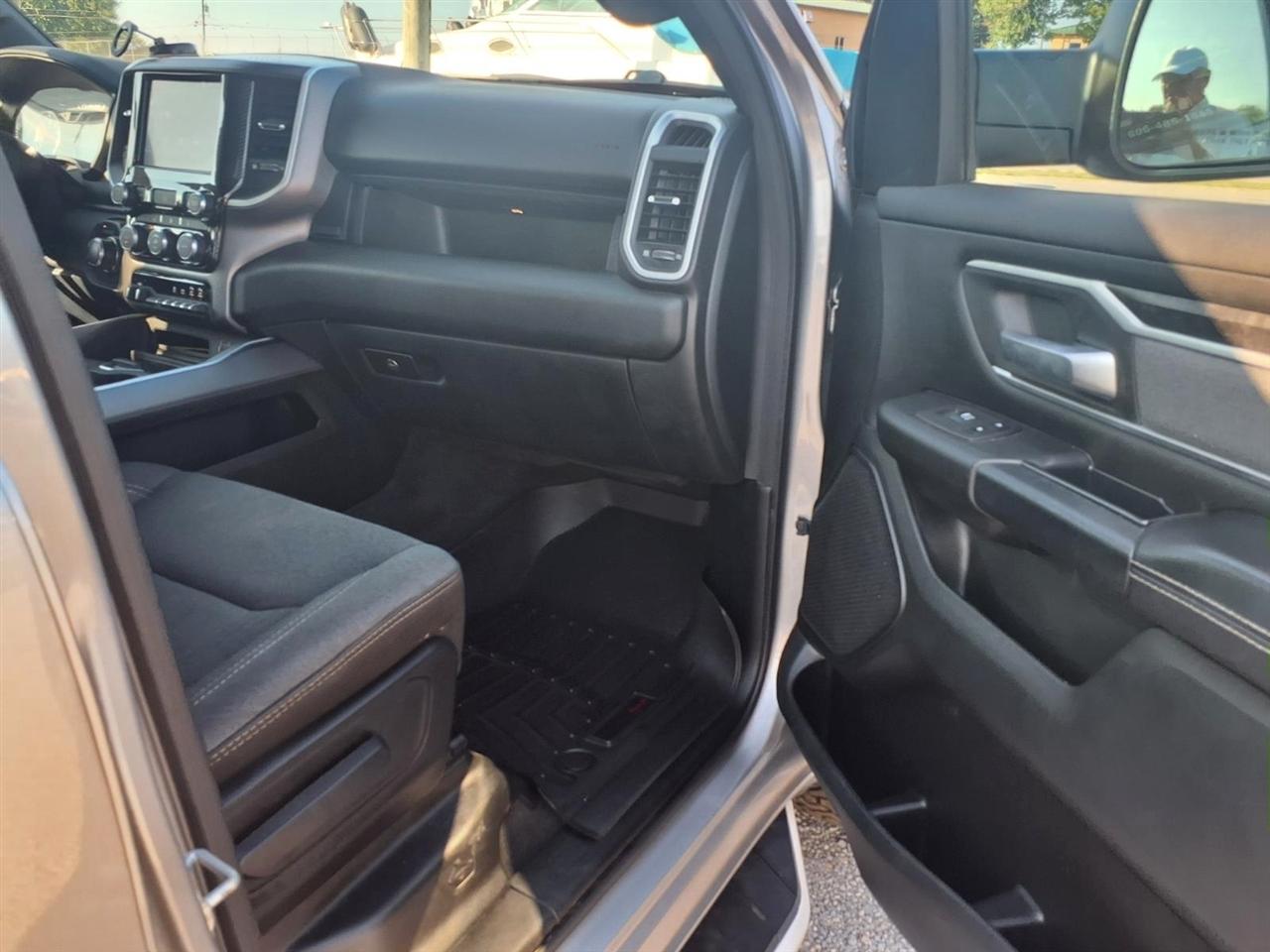 RAM 1500 Big Horn 4x4 Crew Cab 5'7" Box 2022