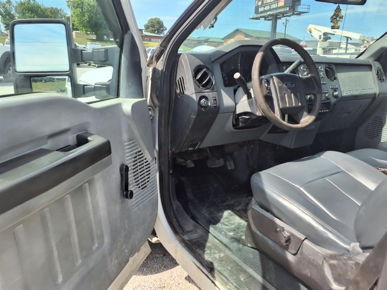 Ford Super Duty F-250 SRW 4WD Reg Cab 137" XLT 2012