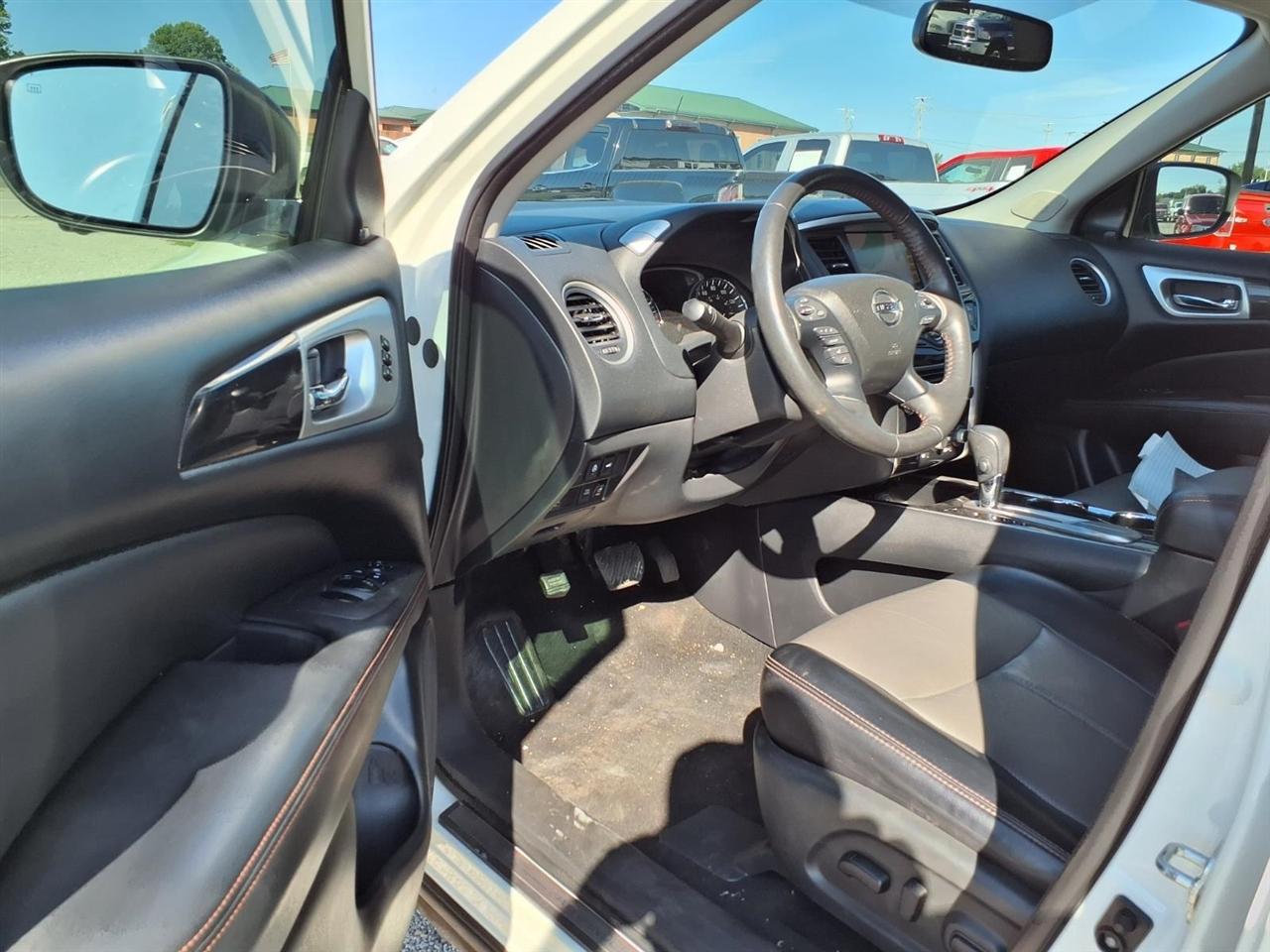 Nissan Pathfinder FWD SL 2020