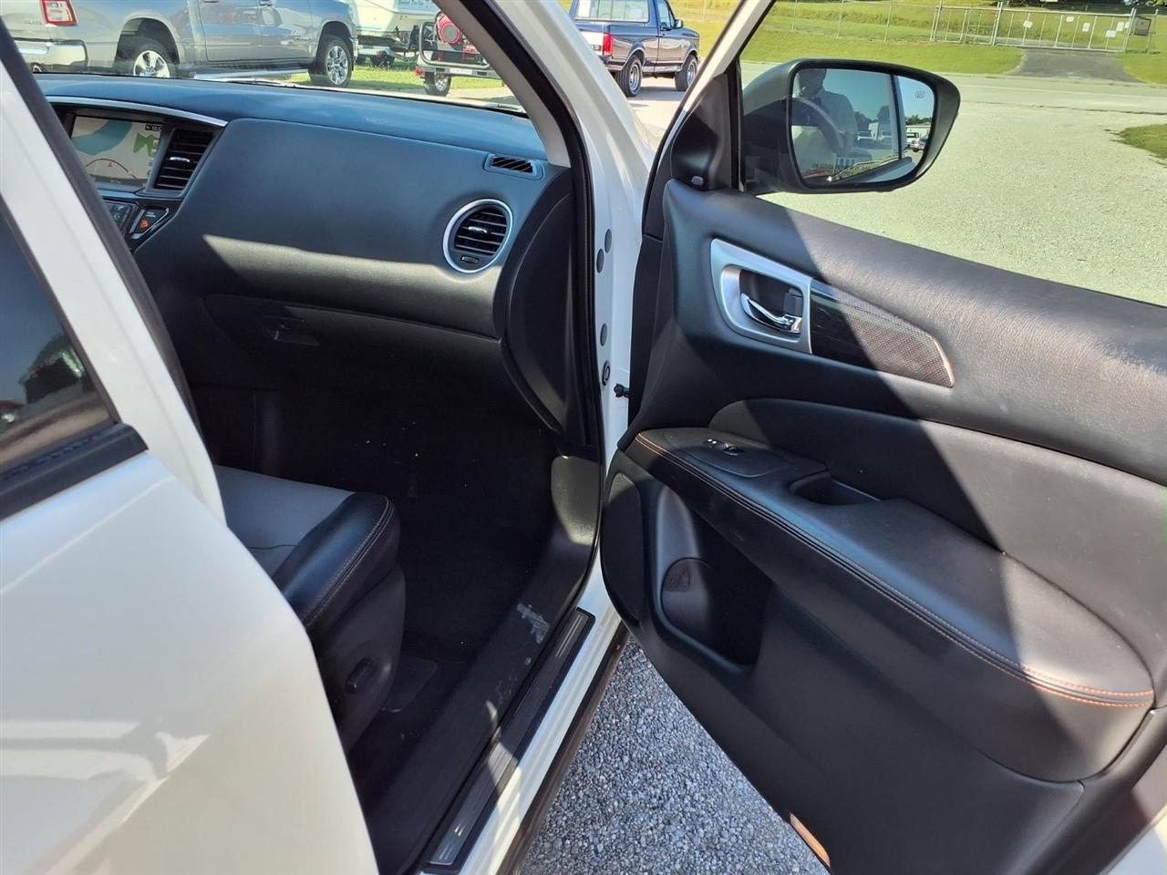 Nissan Pathfinder FWD SL 2020