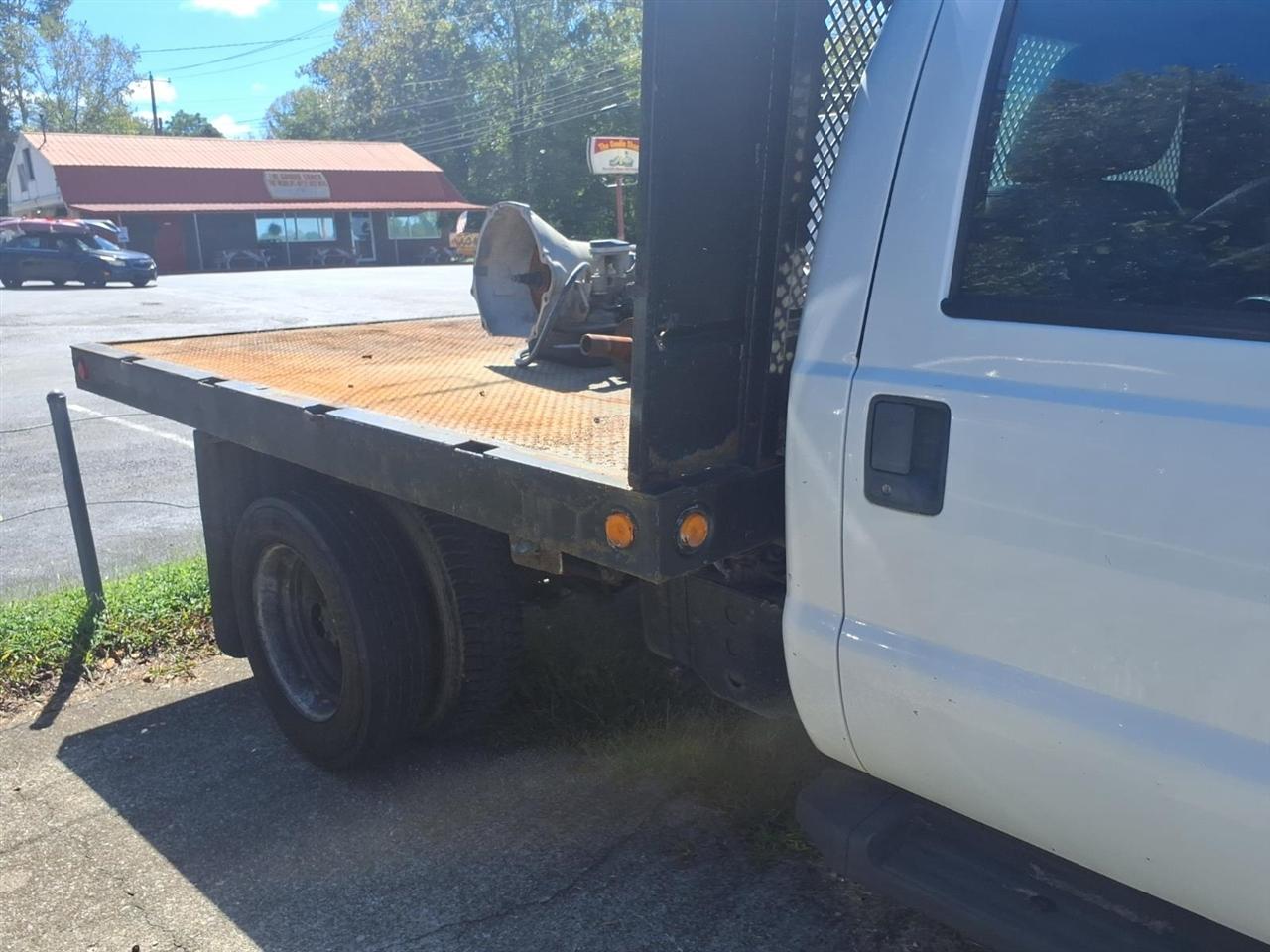 Ford Super Duty F-450 DRW 2WD Reg Cab 141" WB 60" CA XLT 2011