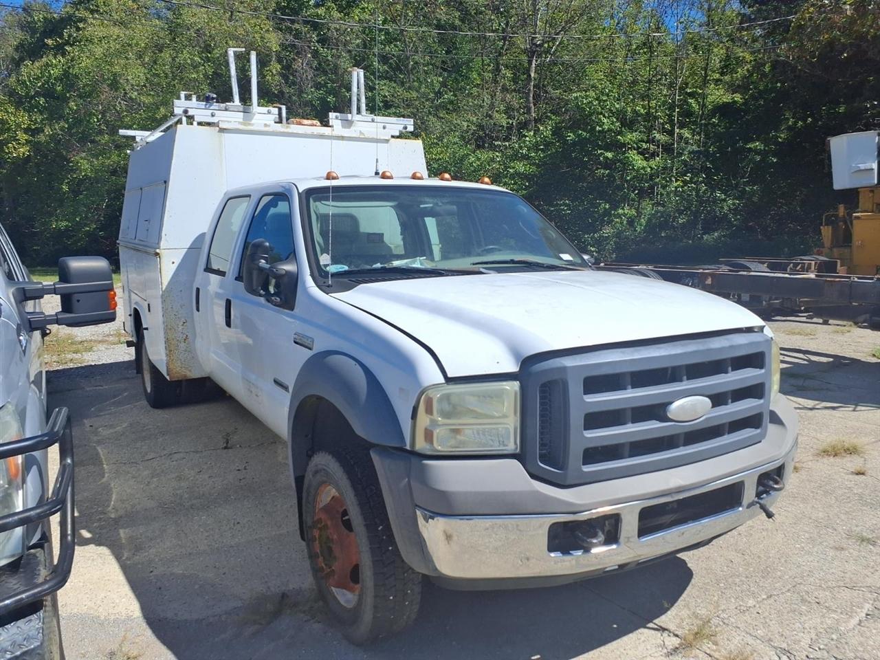 Ford Super Duty F-450 DRW Crew Cab 176" WB 60" CA Lariat 4WD 2005