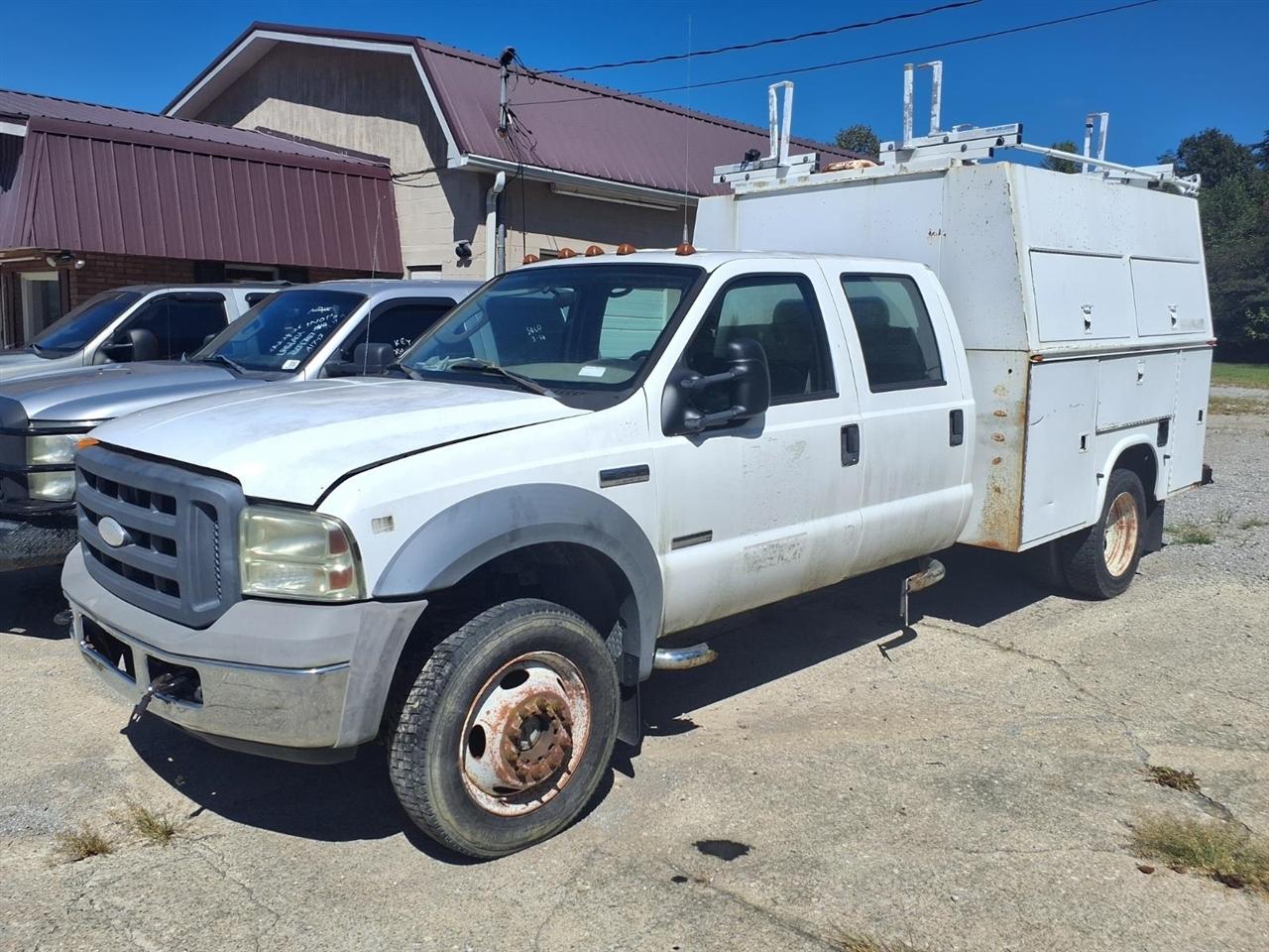 Ford Super Duty F-450 DRW Crew Cab 176" WB 60" CA Lariat 4WD 2005