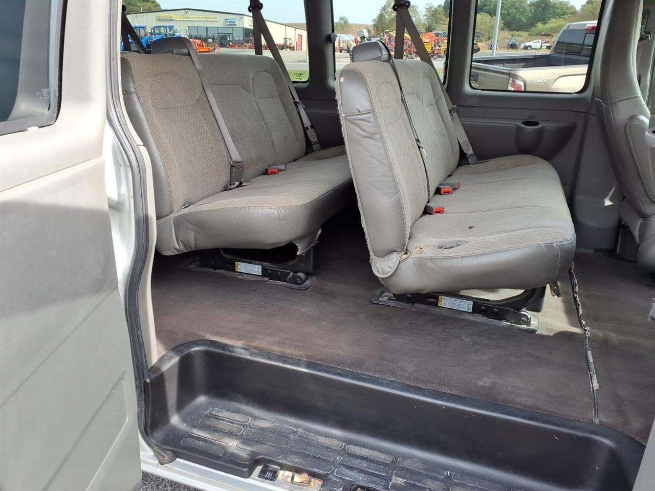 Chevrolet Express Passenger RWD 3500 155" LS 2023