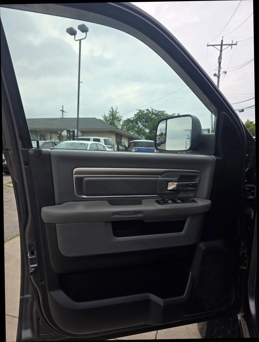 RAM 1500 SLT Quad Cab 4WD 2015