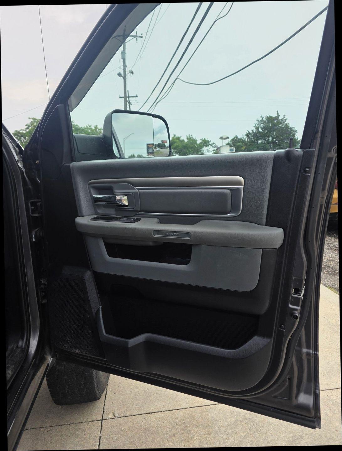 RAM 1500 SLT Quad Cab 4WD 2015