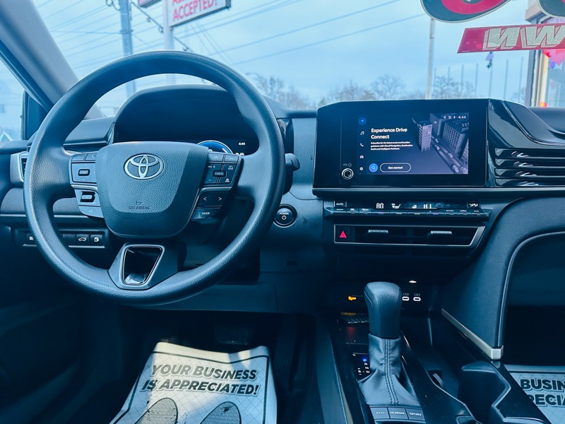 Toyota Camry Hybrid  2025