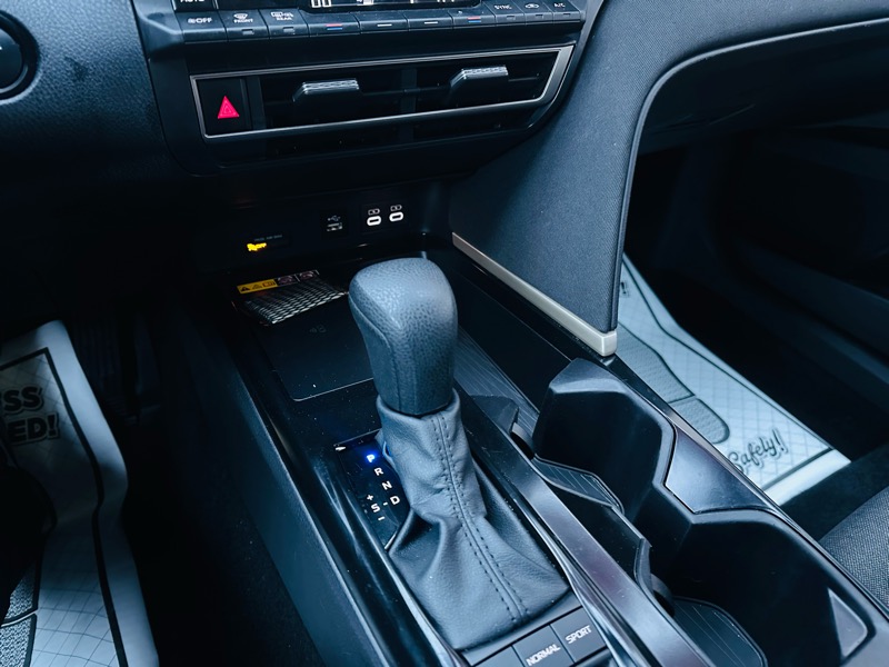 Toyota Camry Hybrid  2025