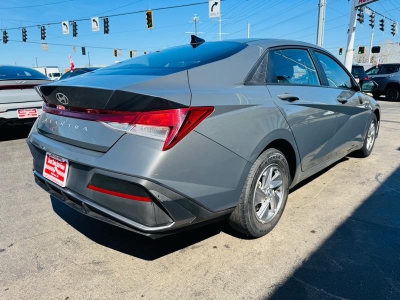 Hyundai Elantra  2024