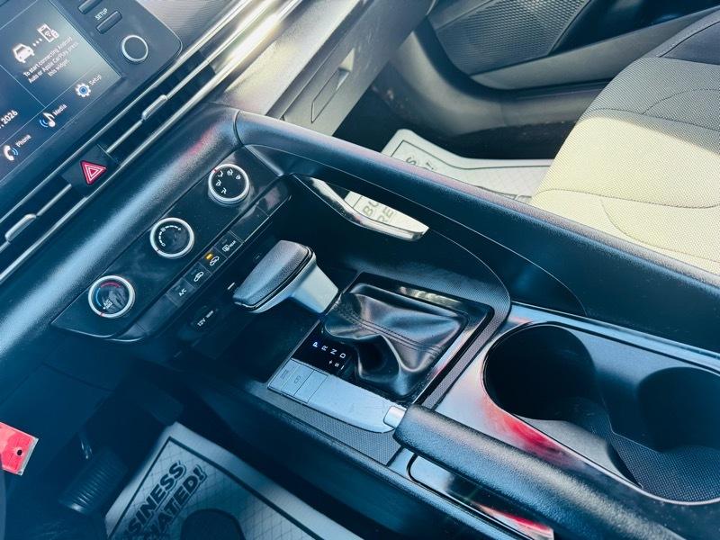 Hyundai Elantra  2024