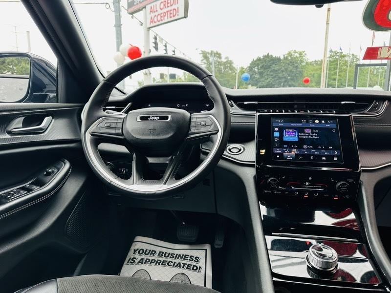 Jeep Grand Cherokee Laredo 4WD 2023