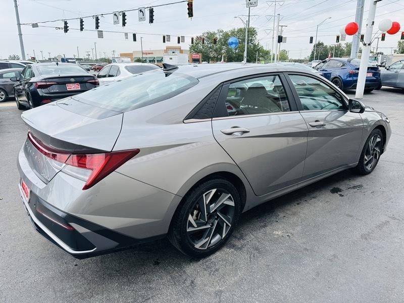 Hyundai Elantra  2024